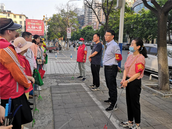 淮南朝阳街道开展“举党旗 促创建”环境整治志愿服务活动