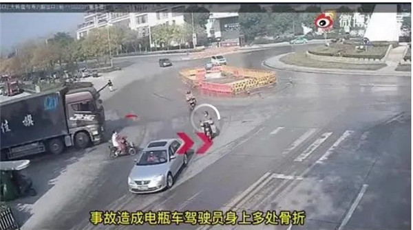 惊险一幕！淮南寿县电瓶车驾驶人被卷入货车底部...