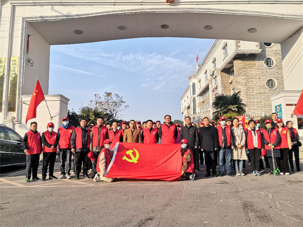 淮南市纪委监委机关党员深入姚南社区开展环境卫生整治
