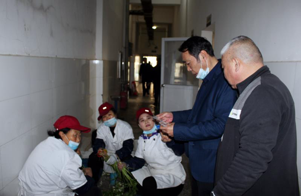 淮南大通区市场监管局领导班子 突击检查学校食堂