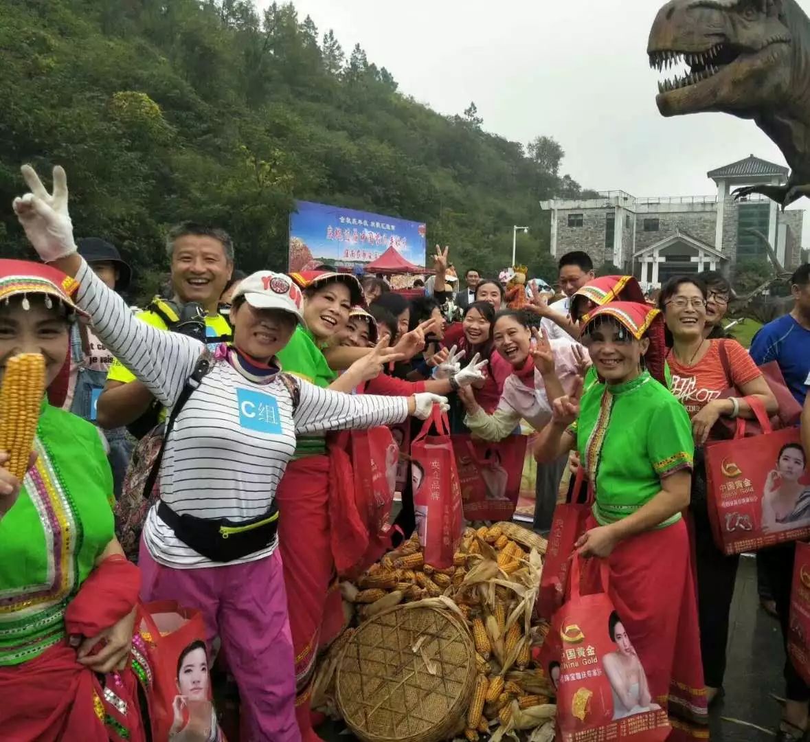 万 人 汉 服 秀 汉王宫前 汉家子弟 汉服巡游 颂《淮南子》行汉礼