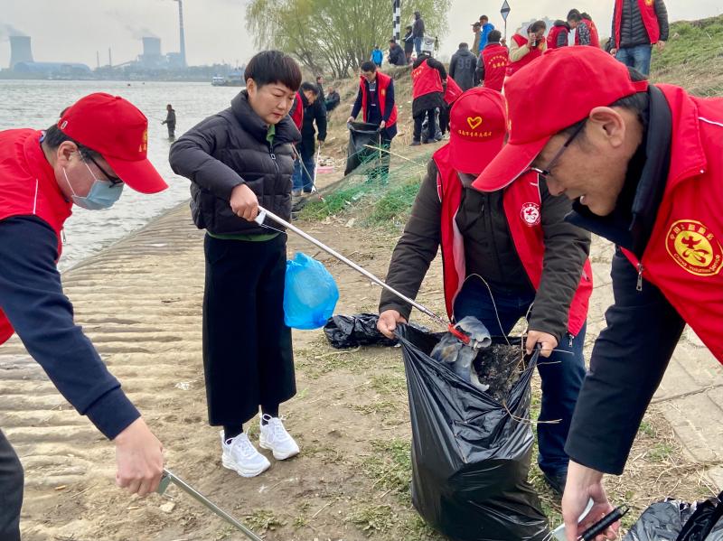 保护母亲河，清洁水源地——淮南市生态环境局组织党员干部职工开展学雷锋主题党日活动