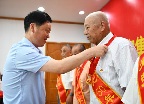 淮南谢家集区召开“光荣在党50年”老党员老干部座谈会