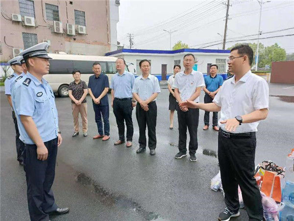 淮南市潘集区委书记宋立敏率队慰问文明城市创建一线工作人员