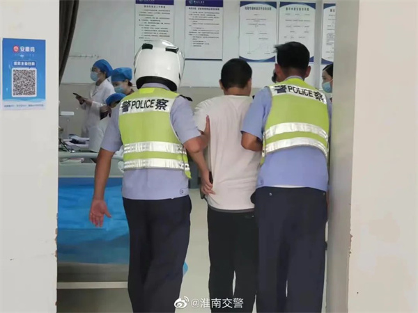 淮南寿县一开车男子突发疾病，紧急寻求民警急送医