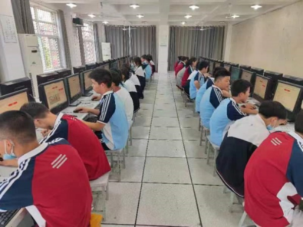 淮南十一中多措并举推进法治教育