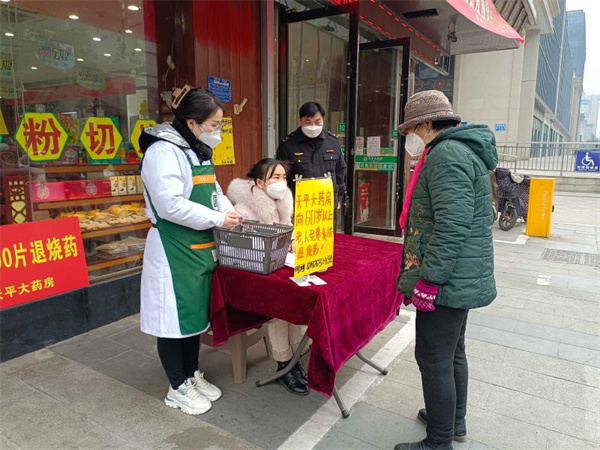 淮南田家庵区市场监督管理局组织辖区药店向市民免费发放退烧药