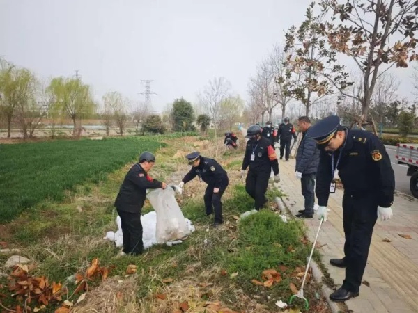 淮南经开区清理沿路垃圾为城市“洗脸梳妆”！